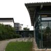 Anstelle der Fahrradständer wird ein Foyer als Eingang zur Turnhalle gebaut.