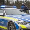 Die Bobinger Polizei sucht einen Autofahrer, der in Bobingen einen geparkten Wagen beschädigt hat.