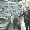 Albert Mayer, Werkleiter am Standort Ingolstadt, kam 1979 zu Audi. Auf Bildern der Ausstellung im Gebäude Markt und Kunde fand er viele ehemalige Kollegen wieder.