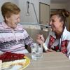 Pünktlich zum Muttertag können Angehörige wieder ihre Lieben in den Seniorenheimen besuchen.	