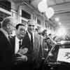 Zur Eröffnung des Gemeinschaftswerks
von VW und SAIC kam auch Helmut Kohl (rechts). Neben ihm Volkswagen-Chef Carl Hahn und der chinesische Ministerpräsident Li Peng (Mitte).