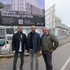 Aus dem Autohaus Reichardt (hinten) wird eine Wohnanlage. Investor Taner Önder (links) hat das Grundstück samt Gebäude gekauft. Die Chefs des Autohauses, Stefan Reichhardt (Mitte) und Günter Frank, haben die Haunstetter Straße in Richtung Gewerbegebiet "Auf dem Nol" verlassen.