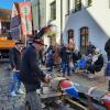 Bei strahlendem Wetter feierten die Schlorper auf dem Marktplatz in Krumbach Winterfest und stellten ihren Narrenbaum auf.