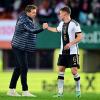 Bundestrainer Julian Nagelsmann (links) klatscht Joshua Kimmich nach der Pleite in Wien ab. 