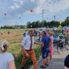 Bürger aus Bittenbrunn, Laisacker und Gietlhausen sowie die Mitglieder des Bauausschusses interessierten sich zu Beginn der Diskussion, wie groß die „Sens-Halle“ werden soll. Die Ballons markierten die Ausmaße. In der Mitte Oberbürgermeister Bernhard Gmehling. 	 	