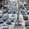 Autos fahren durch die Innenstadt.