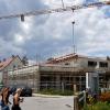 Der Bau des neuen Gögginger Feuerwehrhauses schreitet voran. Allerdings wird das zweigeschossige Gebäude deutlich teurer als anfangs geplant.  	