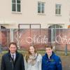 Vanessa Ferner und Johannes Ostermair (rechts) wollen aus dem Malzstadel einen gastronomischen Magneten im Herzen Dillingens machen. Dies erfreut Oberbürgermeister Frank Kunz.  	