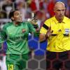 Der Brite Howard Webb leitet am Mittwoch das Halbfinal- Hinspiel des FC Bayern in der Champions League bei Real Madrid. Mit Spaniern hatd er 42-Jährige durchaus Erfahrung-  hier im Disput  mit FC Barcelona's Keeper Jose Manuel Pinto (L).