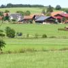 Auf der landwirtschaftlichen Wiese neben dem bestehenden Zimmereibetrieb entsteht das neue Gewerbegebiet von Reichertshofen.