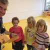 Bienenexperte Albrecht Trenz freute sich über die Wissbegier von (von links) Miriam, Anna, Simone und Raphael aus der zweiten Klasse an der Eichenwaldschule in Neusäß. 	