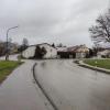 Rund 3520 Autos fahren täglich in beide Richtungen auf der Aichacher Straße in Adelzhausen, die Kinder auf dem Weg zur Schule und dem Kindergarten überqueren. 