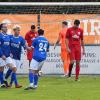 Ismanings Torschütze Peter Schädler (in Blau-Weiß, mit der Nummer 10) sorgte mit seinem Treffer kurz vor der Halbzeitpause für hängende Köpfe bei Rains Matey Rados (in Rot, links hinten) und Fabian Triebel (rechts).