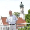 Siegfried Huber, 58, leitet seit 17 Jahren das Heilig-Geist-Stift und die Hospital-Stiftung in Dillingen. Im Hintergrund die Kirche, von der das Spital seinen Namen hat. 