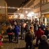 Im Corona-Hotspot-Landkreis Hildburghausen haben rund 400 Menschen gegen die neuen Corona-Regeln protestiert. Das Infektionsgeschehen dort einen bundesweiten Höchststand erreicht.