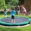 Im Garten der Familie steht ein großes Trampolin, auf dem sich die Kinder austoben können.