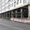 An der Dauerbaustelle am Schmiedberg in der Innenstadt in Augsburg wird ein Gerüst aufgebaut – die erste Bautätigkeit an der Immobilie seit Monaten.