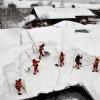 Unter den Helfern beim Schneechaos im Landkreis Traunstein waren auch DLRGler des Dillinger Kreisverbandes. Unterstützung erhielten sie von der Werksfeuerwehr des Gundremminger Kernkraftwerkes. 	