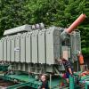 Der neue Transformator für das Umspannwerk Unterach wird auf sein Fundament gezogen.   Foto: Thorsten Franzisi/LEW