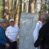 (Von links) Solly Ganor, Ulrich Fritz von der Stiftung Bayerische Gedenkstätten und Helmut Ellinger, der die Stele gestiftet hat, bei der Enthüllung. 