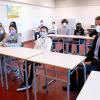 Bayerns Kultusminister Michael Piazolo unterhielt sich in München mit Schülerinnen und Schülern der Marieluise-Fleißer-Realschule über ihre Erfahrungen in der Pandemie. 	