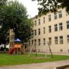 An der ehemaligen Spicherer-Schule hat ein 16-Jähriger eine Alustange in einen Hof geworfen, wo sich viele Kleinkinder aufhielten.