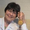 Heidi Grundmann-Schmid, Augsburgs Olympiasiegerin im Florettfechten, feiert am 5. Dezember ihren 85. Geburtstag. Die Goldmedaille von Rom hält sie immer noch in Ehren. 