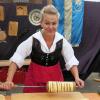 Tünde Maucher stammt aus Ungarn. Beim Dorffest in Bedernau bereitete sie ungarische Baumkuchen zu.