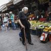 Marktstände in Athen: Griechenland soll bald wieder finanziell auf eigenen Beinen stehen. Doch wirtschaftlich gesundet ist das Land noch nicht. 