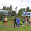 Einsatzkräfte versammeln sich am Unfallort, an dem am Morgen zwei Züge in der Nähe des Dorfes Milavèe zwischen den Bahnhöfen Domalice und Blíejov zusammenstießen.