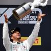 Hoch soll er fliegen: Frankreich-Sieger Lewis Hamilton feiert seinen Triumph und ist in der WM-Wertung weit enteilt. 	