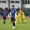 Während Berat Kasumi von der SSV Dillingen (vorne) den Kopf hängen lässt, bejubeln die Spieler des FC Lauingen (rechts Christoph Marek) beim 3:1-Derbysieg ihren ersten Treffer.