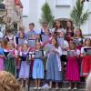 Der Kinderchor der Rehlinger Pfarrei, bestehend aus 22 Mädchen und zwei Buben, erntete für seinen Auftritt beim Pfarrfest unter der Leitung von Tobias Lachenmayr viel Applaus. 	