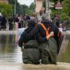 Menschen bringen sich auf einer überfluteten Straße im norditalienischen Lugo in Sicherheit.