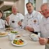 Rosina Langenmeir, Manfred Versal, Peter Kahn und Kurt Reising (von links) bilden die Jury beim Kochwettbewerb der Berufsfachschule für Ernährung und Versorgung.