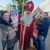 Genossen den Bummel über den Stadtberger Adventszauber: Ricarda und Andreas Wetzstein mit ihren Zwillingen Fiona und Samuel. Besonders freute sich Sohn Dave über den Besuch von Nikolaus Peter Scherer, der Süßigkeiten verteilte.