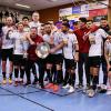 Stolz präsentieren die Bezirksliga-Kicker des SC Bubesheim die schwäbischen Trophäen. In Günzburg holten sie sich zum zweiten Mal den Futsaltitel.