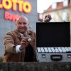 Rainer Holmer ist Gewinnberater bei Lotto Bayern in München. Lotto-Millionäre bereitet er in einem Gespräch auf ihr neues Leben vor. Und obwohl Holmer täglich mit dem Thema Geld zu tun hat: Glück ist für ihn etwas ganz anderes.