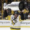 Kapitän Sidney Crosby von den Pittsburgh Penguins bejubelt den Gewinn des Stanley Cups.