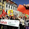 In Augsburg demonstrierten am Samstag Menschen gegen einen Aufzug von Neonazis.