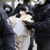 Ein Demonstrant wird in Berlin-Mitte bei einer nicht genehmigten Kundgebung gegen die Corona-Einschränkungen von Polizisten abgeführt.