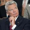 Bundespräsident Gauck rät in Sachen NPD-Verbot zu Zurückhaltung: «Das muss sehr sorgfältig bedacht werden». Foto: Bernd Wüstneck dpa