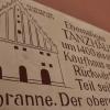 Das Tanzhaus wirkt wie ein historisches Gebäude – ist es aber streng genommen nicht. Nachdem der Vorgängerbau im Zweiten Weltkrieg zerstört worden war, wurde das städtische Veranstaltungsgebäude bis in die 1970er Jahre hinein neu aufgebaut. Voluminöser als das Original. Ein Aspekt, den einige Stadträte als nachteilig sehen.  	