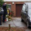 Polizisten salutieren bei der Abfahrt des Bestattungsfahrzeugs, das den Sarg des verstorbenen Helmut Schmidt in Hamburg im Stadtteil Langenhorn aus dessen Haus abholt.