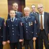 Ehrung bei der Fischacher Feuerwehr: (von links) Rudi Kramer, Jürgen Stark, Stefan Scholz, Albert Gattinger, Michael Fischer, Bürgermeister Peter Ziegelmeier und Kreisbrandinspektor Günther Litzel. 	