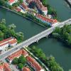 Die Donau teilt Neuburg mitten in der Stadt in zwei Hälften. Zwischen beiden Flussarmen befindet sich noch die Donauinsel.