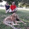 Rainer und Karin Scheuringer aus Königsbrunn waren im März 2023 bei einer Rundreise durch Südafrika in  einer Tieraufzuchtstation. Und trafen diesen zahmen Geparden.