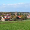 Aindling von Osten her vom „Kellerberg“ aus gesehen: der östliche Ortseingang, links davon der neue Kindergarten. Im Hintergrund die Pfarrkirche St. Martin.