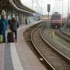 Bremen war am Sonntag mit dem Zug nicht zu erreichen. Die Bahn hatte den Fernverkehr eingestellt. FCA-Fans mussten unterwegs umkehren.  	