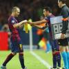Andres Iniesta (l) wurde beim FC Barcelona gegen Xavi ausgewechselt. Grund war eine Muskelverletzung im Oberschenkel.